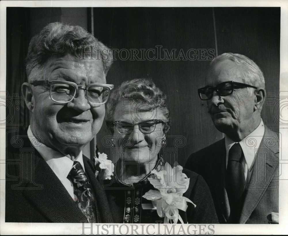 1971 Press Photo Judge Ronald Drecksler, and wife with Justice E. Harold Hallows- Historic Images