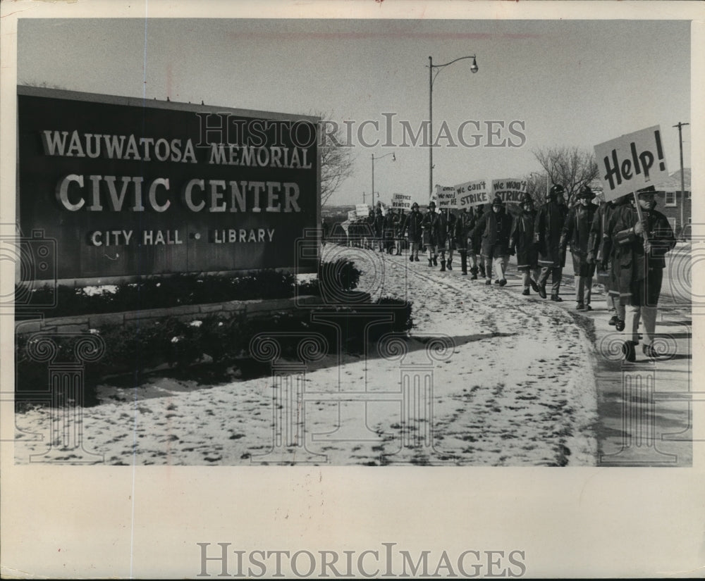 1967 Press Photo Off duty Wauwatosa firemen protest for higher wages - Historic Images