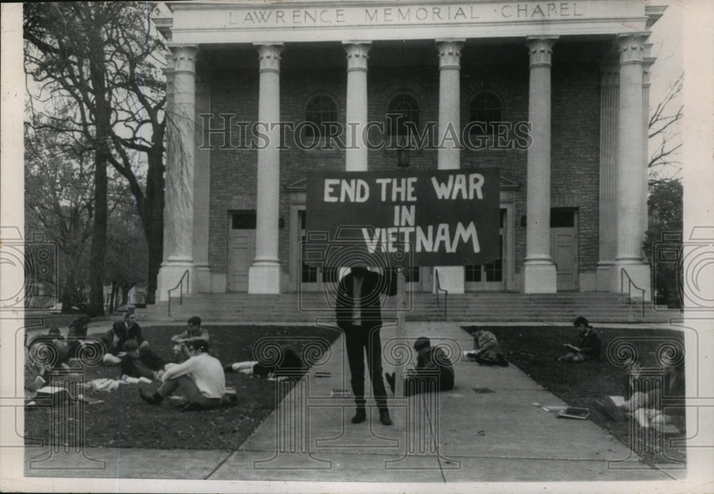 1966 Press Photo Quiet Vietnam Protesters at Lawrence University in Appleton- Historic Images