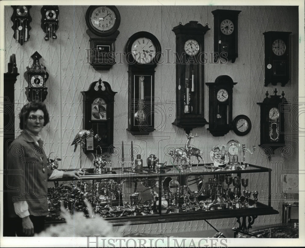 1983 Press Photo Marjorie Dettmann in her clock shop in Wausau- Historic Images