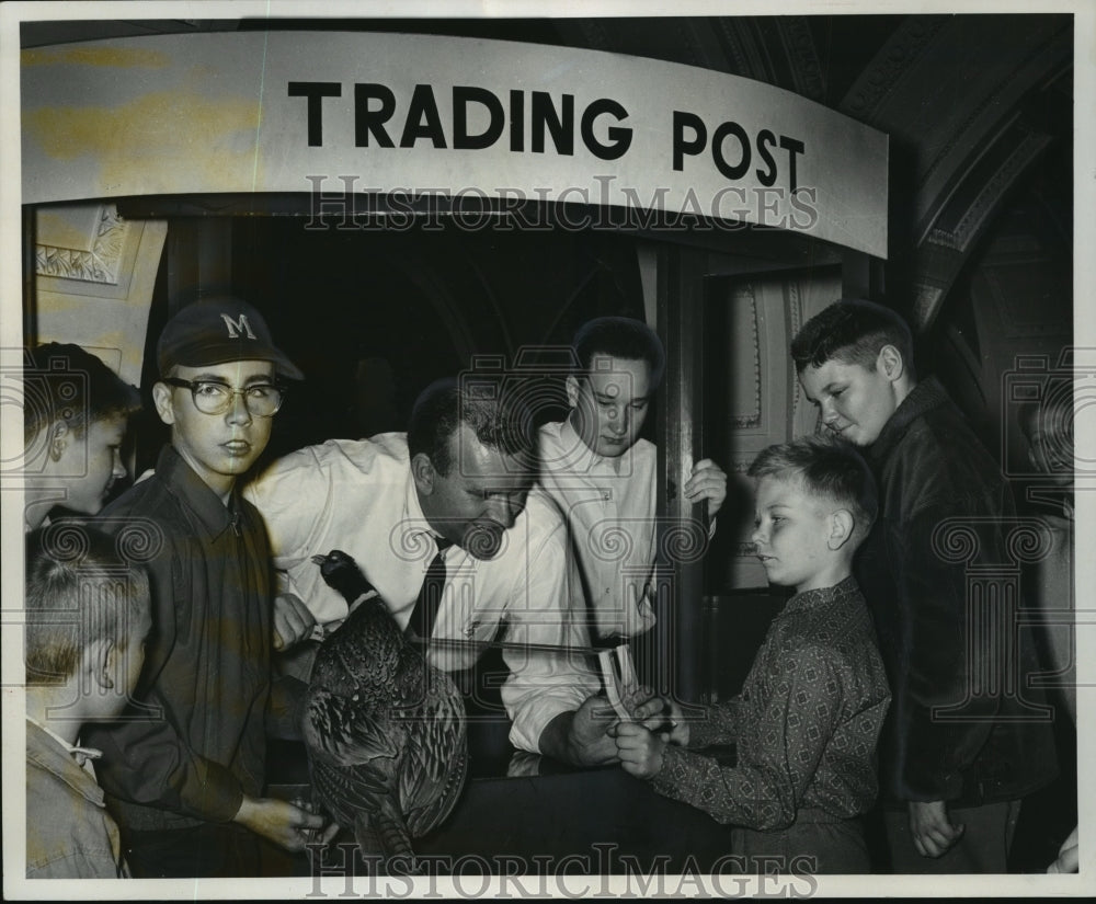 1962 Press Photo Leon Weissgerber with visitors at Milwaukee Museum Trading Post