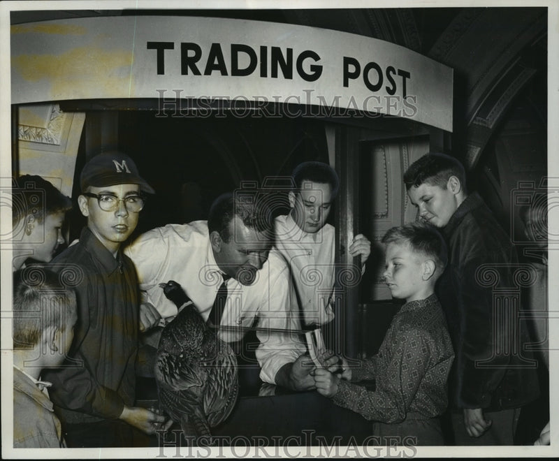 Load image into Gallery viewer, 1962 Press Photo Leon Weissgerber with visitors at Milwaukee Museum Trading Post
