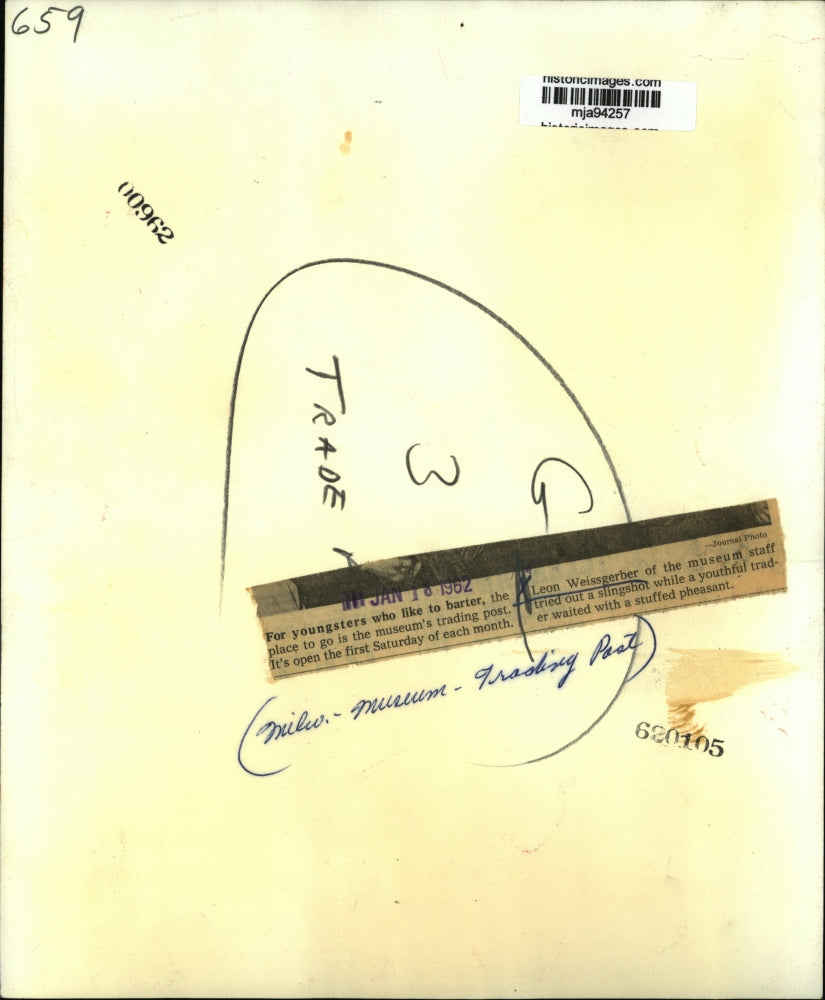 1962 Press Photo Leon Weissgerber with visitors at Milwaukee Museum Trading Post