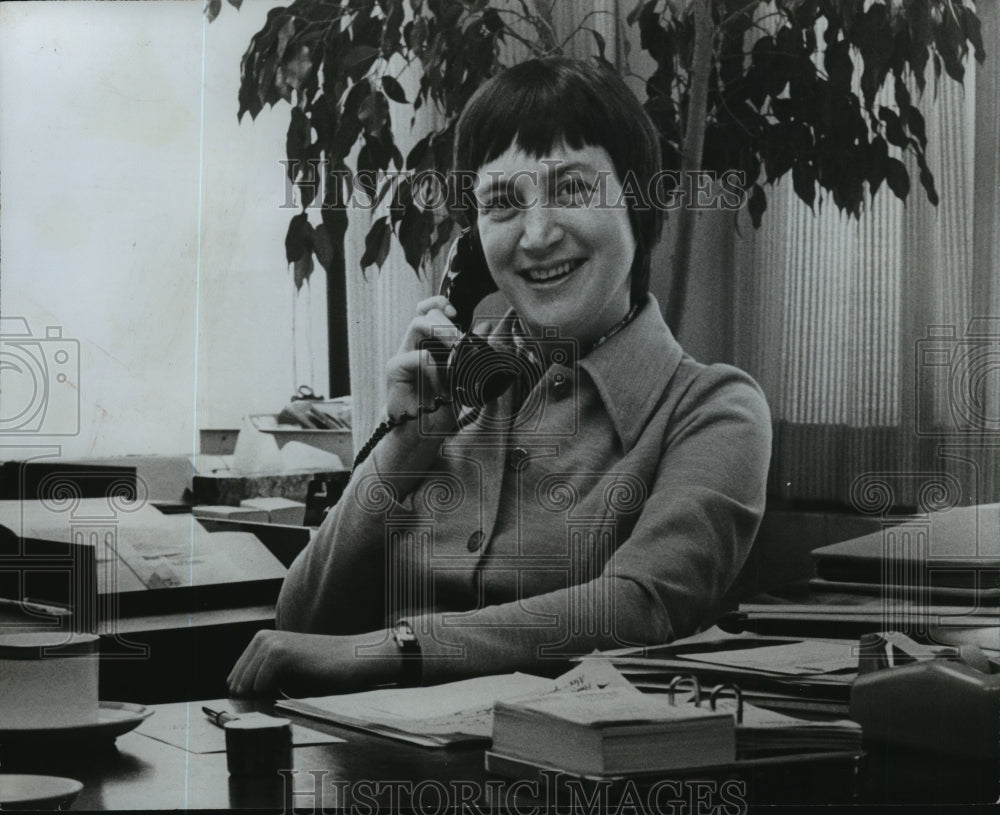 1990 Press Photo Editor Lisa Drew on telephone for White House assignment- Historic Images