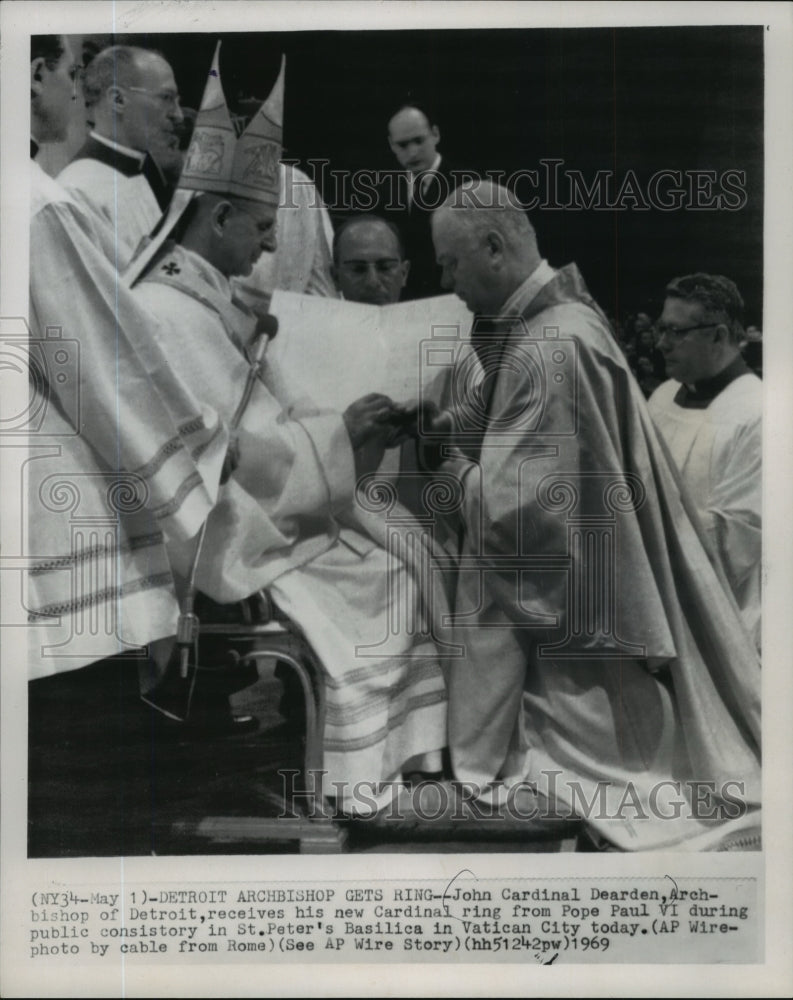 1969 Press Photo Pope Paul VI promotes Cardinal John Deardon in Vatican City