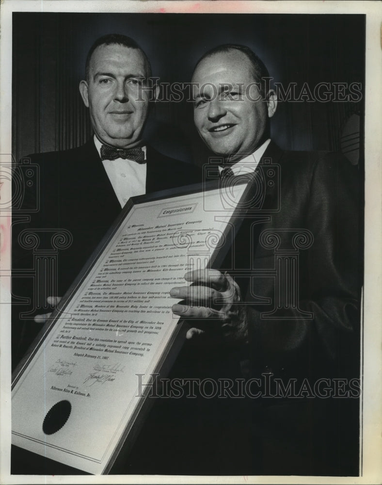 1967 Press Photo Allen Calhoun hands award to Robert Doucette in council chamber- Historic Images