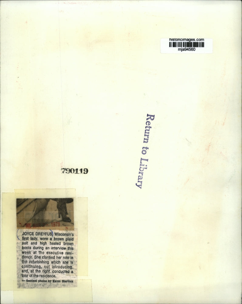 1979 Press Photo Joyce Dreyfus interviews at executive residence in Wisconsin