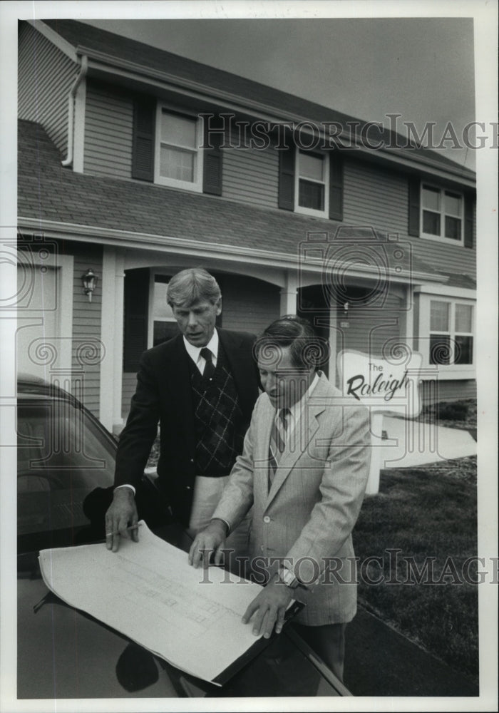 Load image into Gallery viewer, 1990 Press Photo James Deshur and Dick Berka looking over blueprints, Milwaukee
