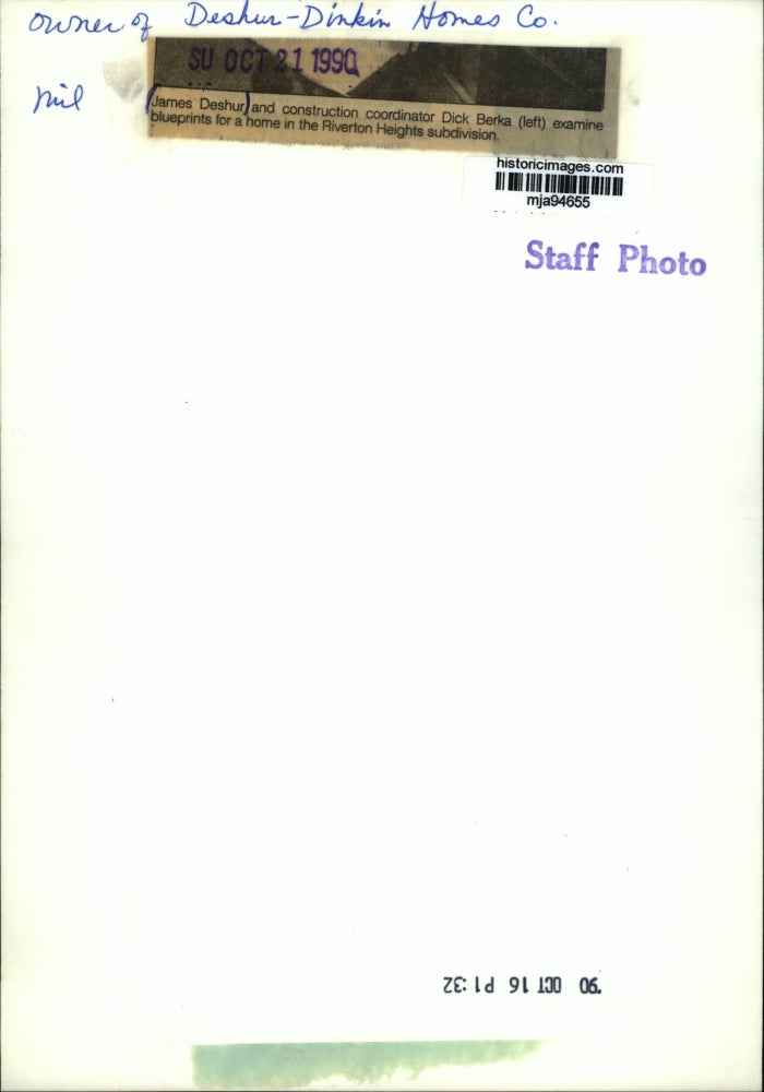 1990 Press Photo James Deshur and Dick Berka looking over blueprints, Milwaukee