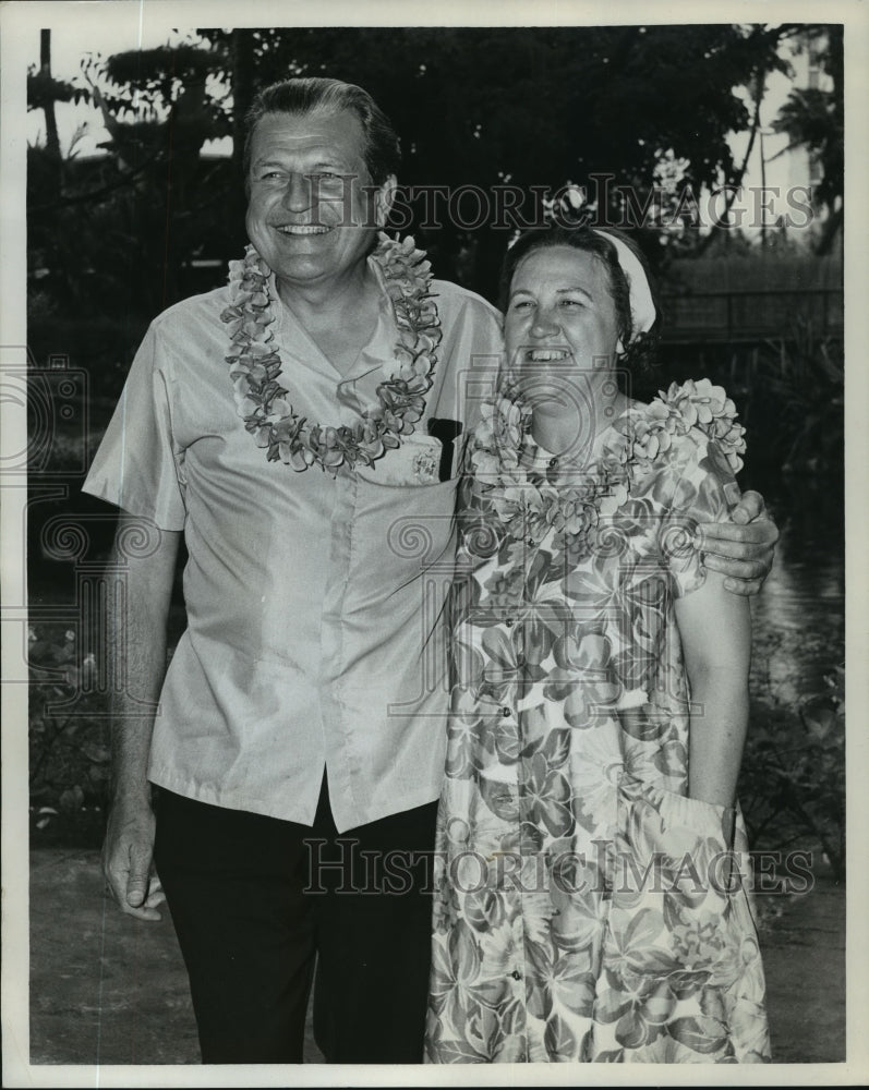 Load image into Gallery viewer, 1967 Press Photo Mr. and Mrs. Murl Deusing, TV performer "So far" - mja94745

