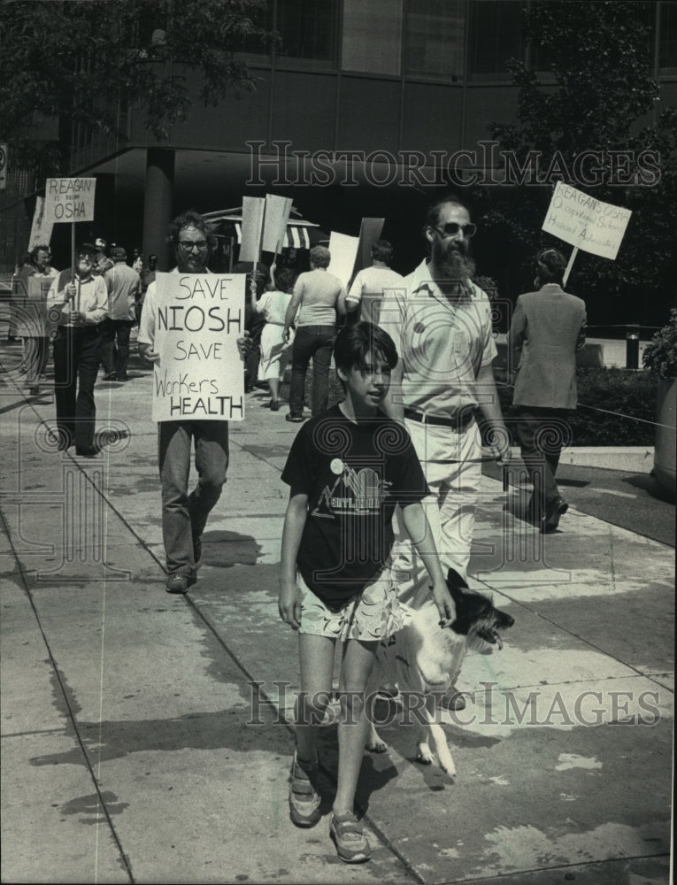 1986 Press Photo Protesters in Milwaukee, Wisconsin- Historic Images