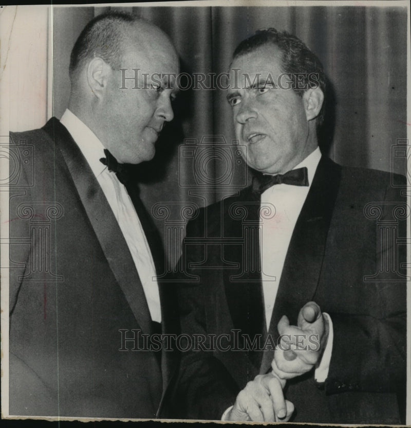 Load image into Gallery viewer, 1968 Press Photo Representative Melvin Laird and President Elect Richard Nixon
