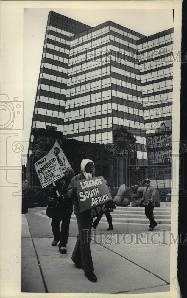 1984 Press Photo Protesters marched outside Reuss Federal Plaza, Milwaukee- Historic Images