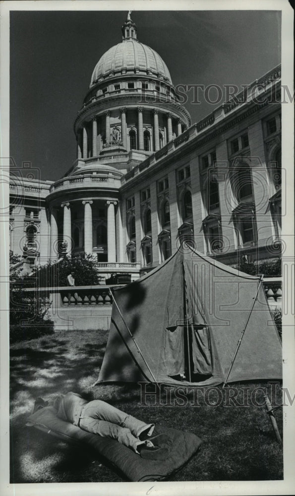 1977 Press Photo Demonstrators at the Capitol in Wisconsin- Historic Images