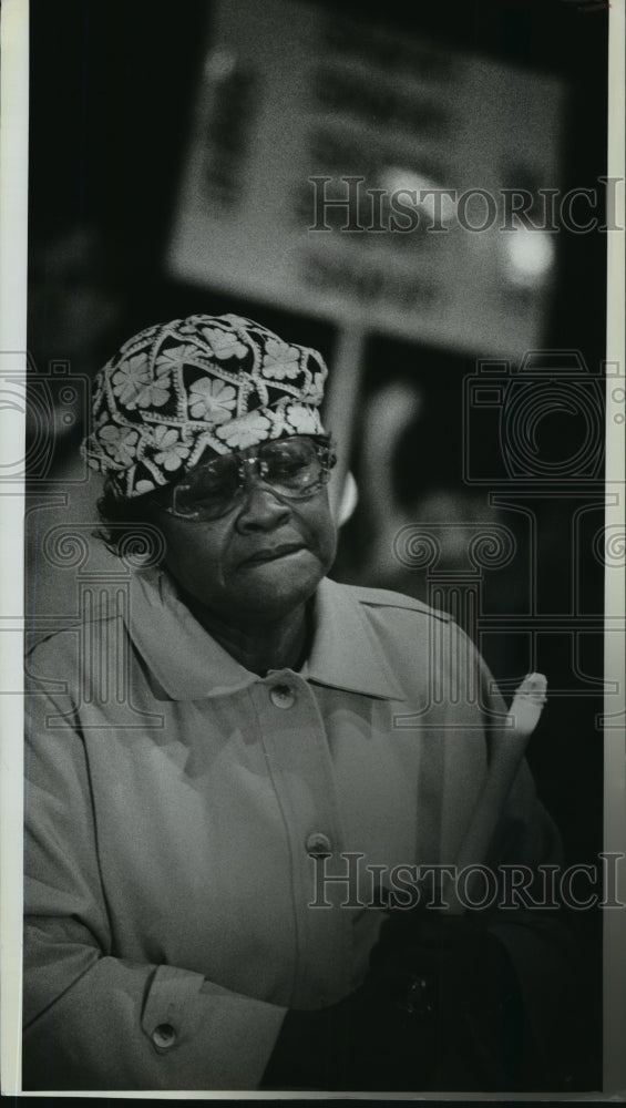 1989 Press Photo Cassie Robinson at demonstration against budget cuts, Milwaukee- Historic Images