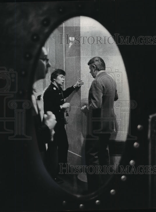 1974 Press Photo Senator James Devitt chatted with a women's rights advocate