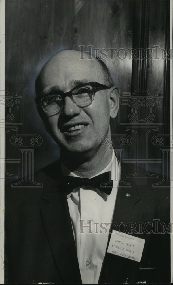 1971 Press Photo John R. Devitt, Country Corporation Counsel, Wisconsin