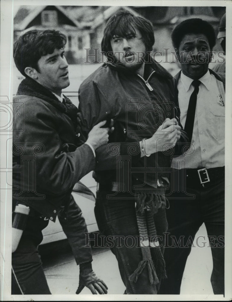 1975 Press Photo Security take demonstrator into custody in Milwaukee- Historic Images