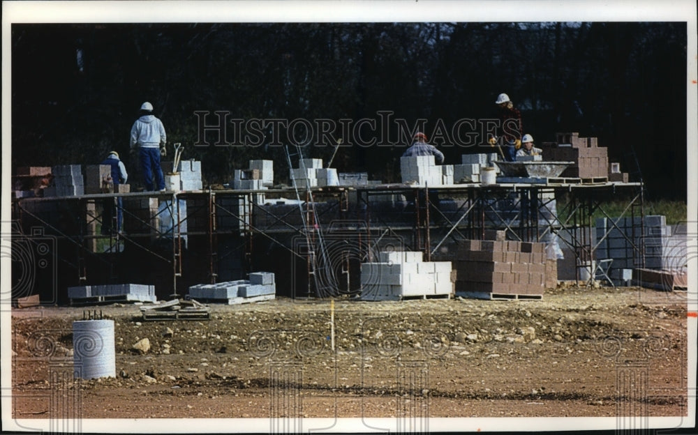 1993 Press Photo Bricklayers work on Westbrook church in Delafield, Wisconsin- Historic Images