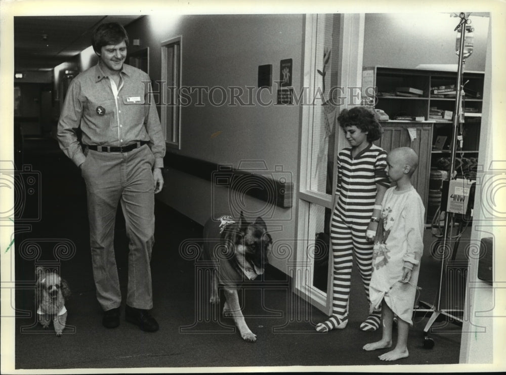 1985 Press Photo Marlow and Chuck made rounds at Denver&#39;s Children&#39;s Hospital- Historic Images