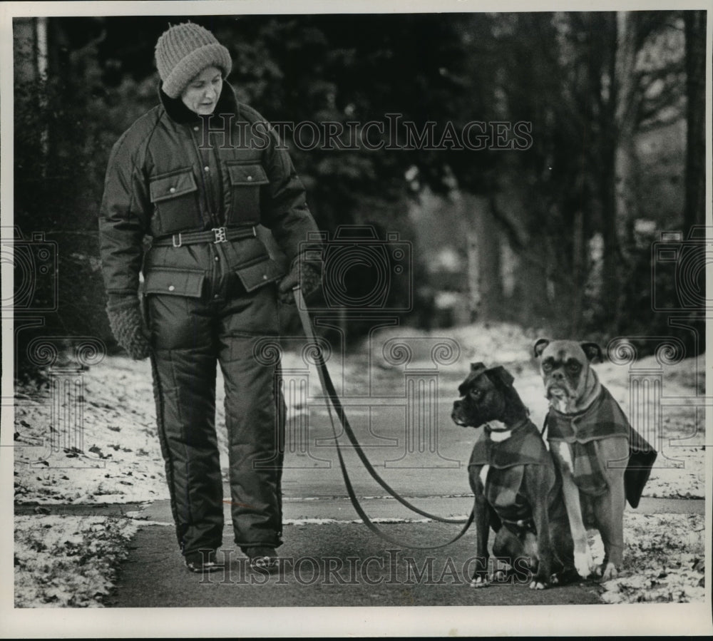 1991 Press Photo Alison Mares walks dogs Brandy and Jason in their winter cloaks- Historic Images