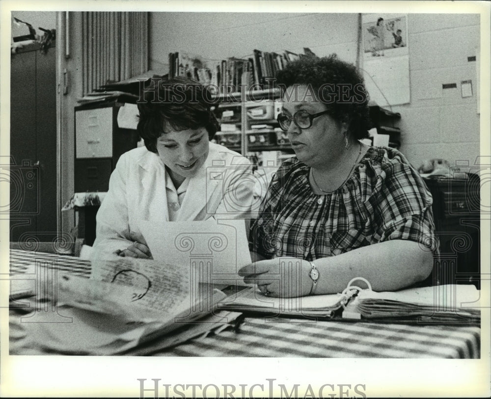 1983 Press Photo Margie Stary and Darlen Shuttleworth at Preschool Playhouse- Historic Images