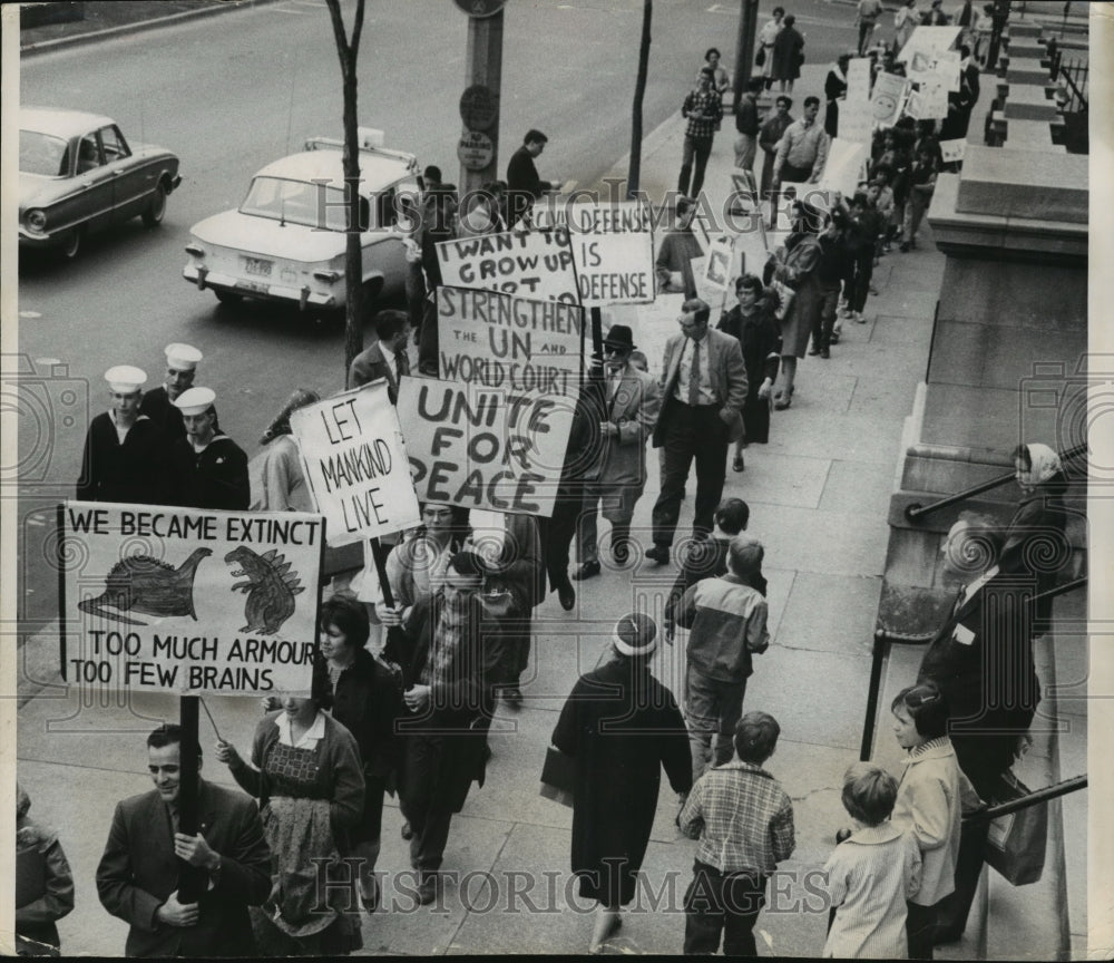 1962 Press Photo Marchers in front of library protesting nuclear arms, Milwaukee
