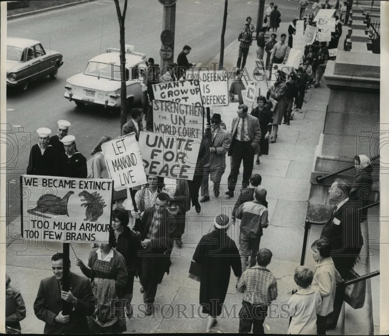 Load image into Gallery viewer, 1962 Press Photo Marchers in front of library protesting nuclear arms, Milwaukee
