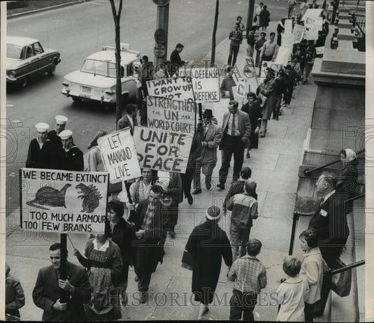 1962 Press Photo Marchers in front of library protesting nuclear arms, Milwaukee