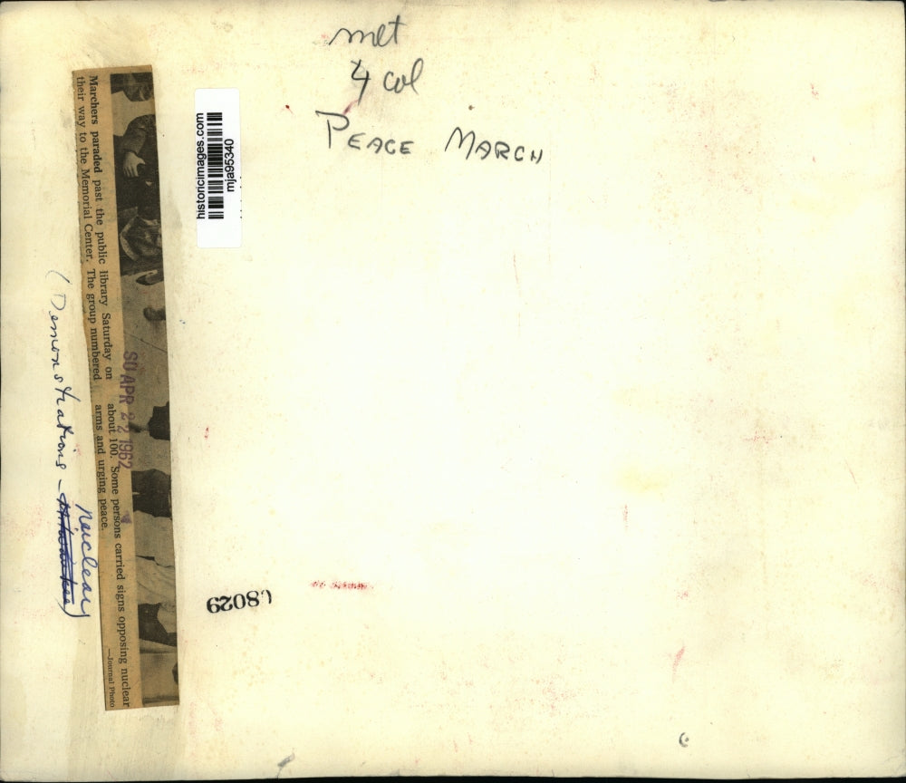 1962 Press Photo Marchers in front of library protesting nuclear arms, Milwaukee