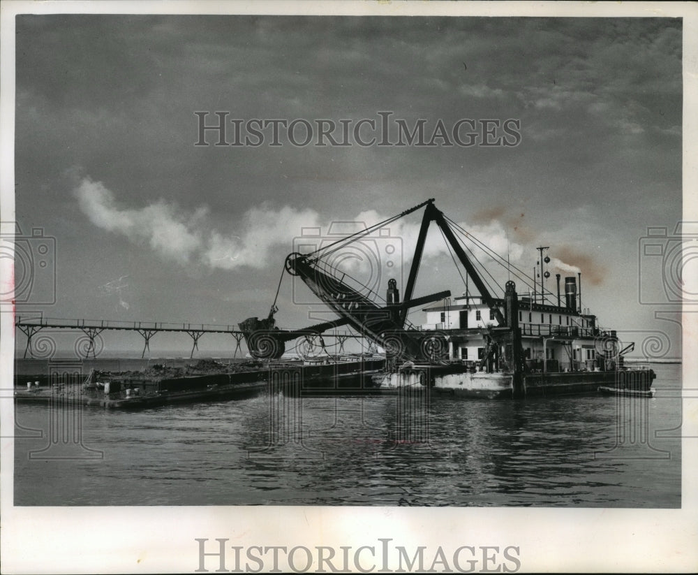 1964 Press Photo Dredging project at Kenosha, deepening 25 feet - mja95361