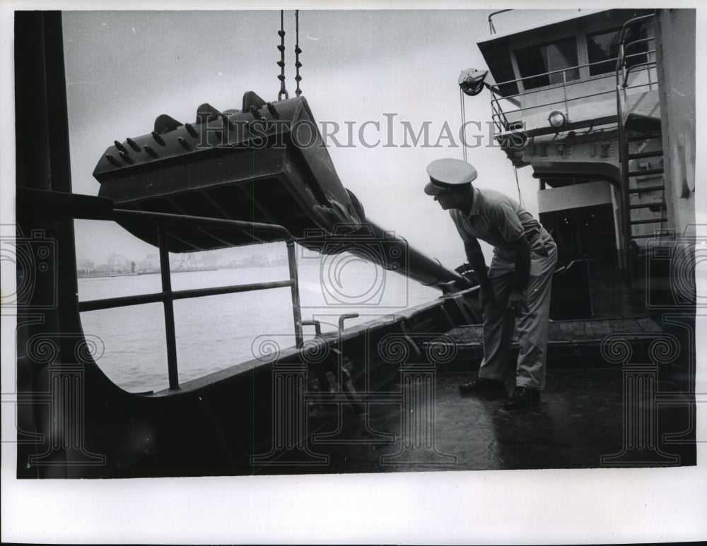 1965 Press Photo Captain Walter Prusak examines Markham Dragheads - mja95378- Historic Images