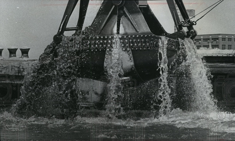1965 Press Photo Dredging the river with seven cubic yard &quot;clamshell&quot;