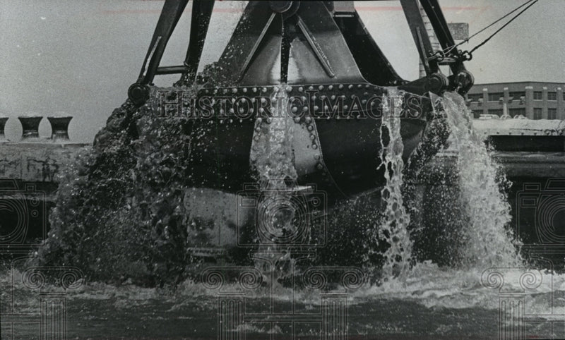 Load image into Gallery viewer, 1965 Press Photo Dredging the river with seven cubic yard "clamshell"
