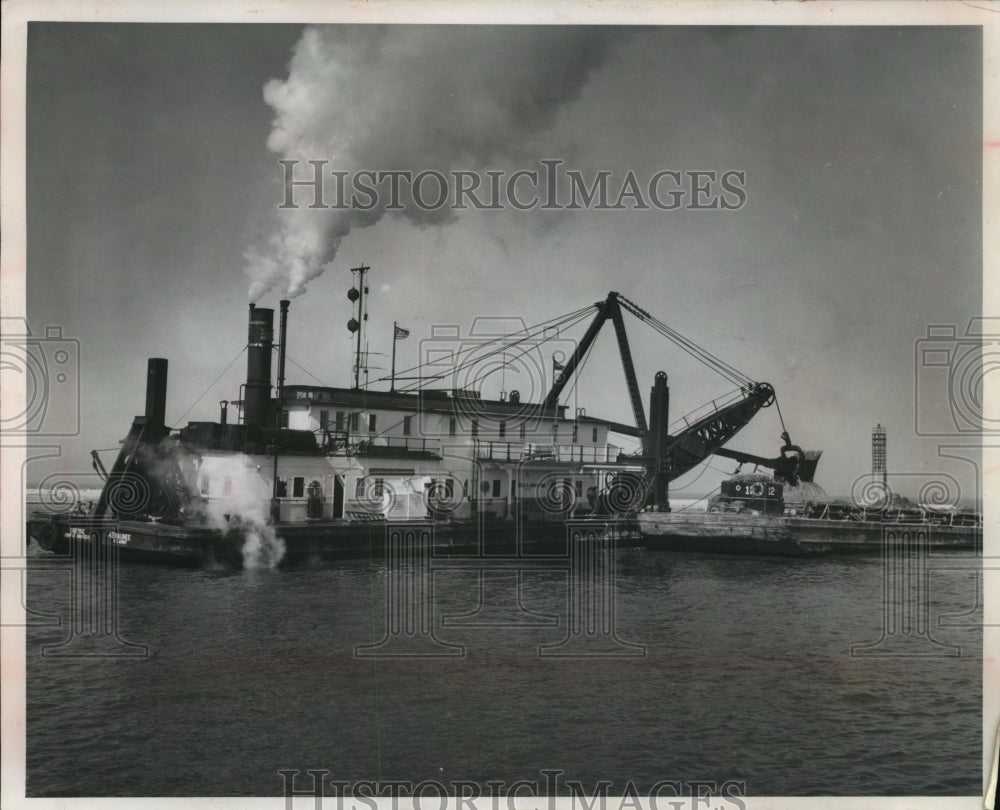 1964 Press Photo The Dredge Kewaunee working in Kenosha Harbor - mja95381- Historic Images