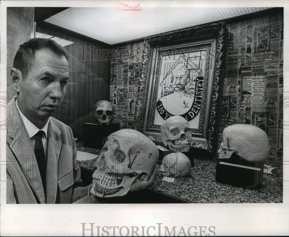 1969 Press Photo Assistant Museum Curator Robert Lietz Views Dentistry Exhibit