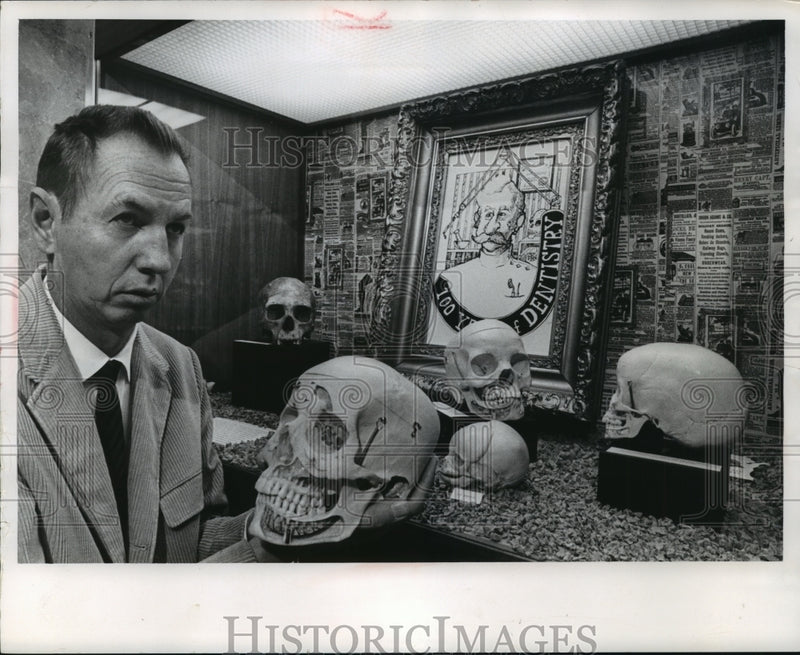 Load image into Gallery viewer, 1969 Press Photo Assistant Museum Curator Robert Lietz Views Dentistry Exhibit
