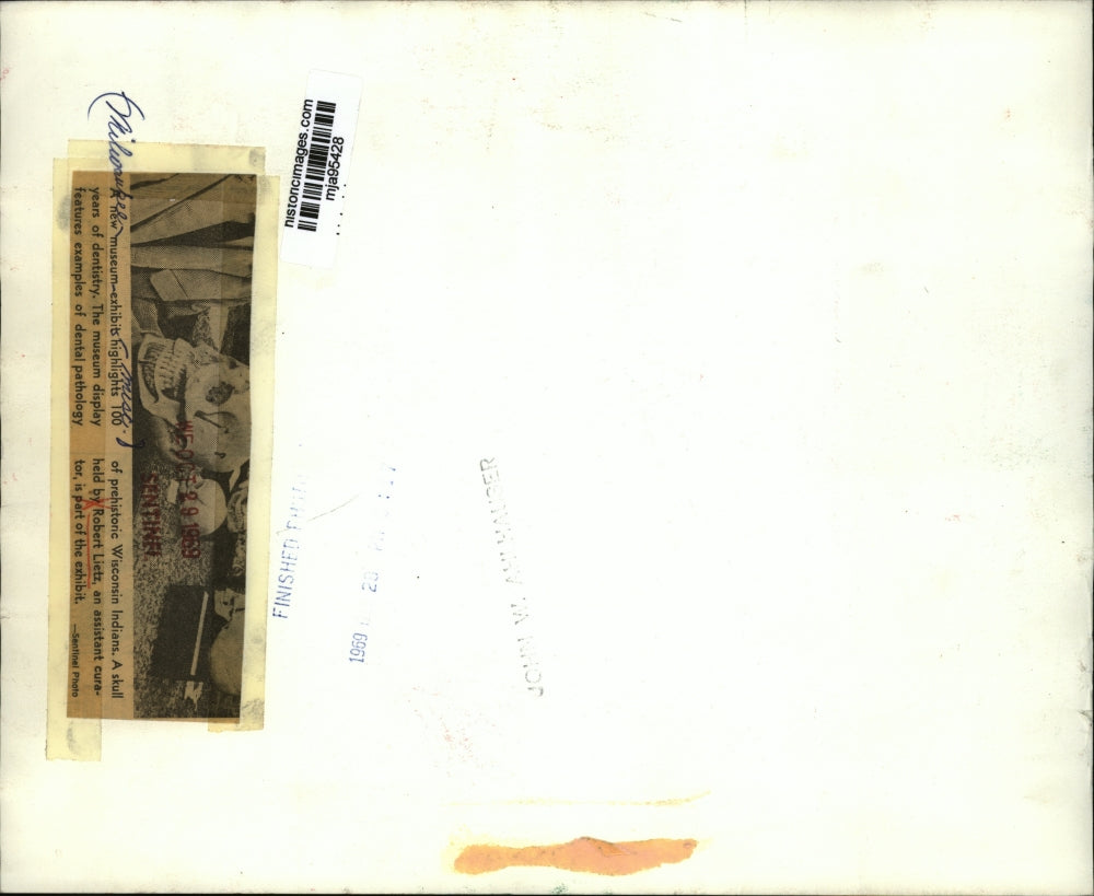 1969 Press Photo Assistant Museum Curator Robert Lietz Views Dentistry Exhibit