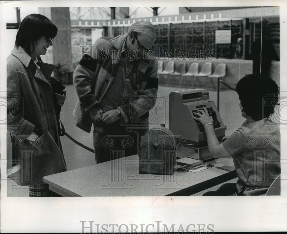 1972 Press Photo Paul Gettelman and Harry Knutson at Milwaukee Museum