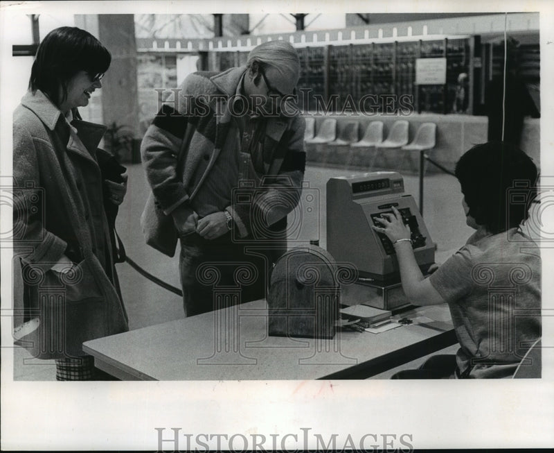 Load image into Gallery viewer, 1972 Press Photo Paul Gettelman and Harry Knutson at Milwaukee Museum
