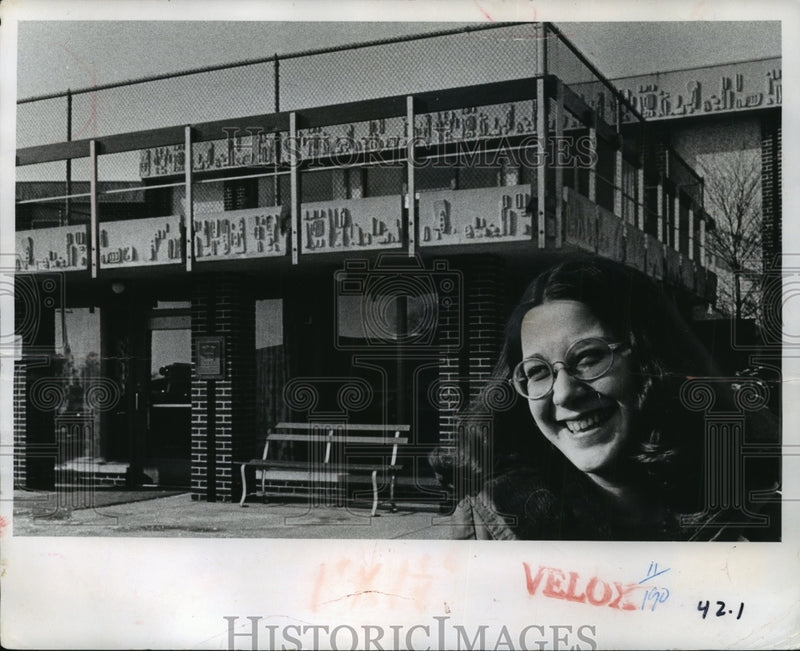 Load image into Gallery viewer, 1974 Press Photo Journal Reporter Barbara Dembski at nursing home in Brown Deer.
