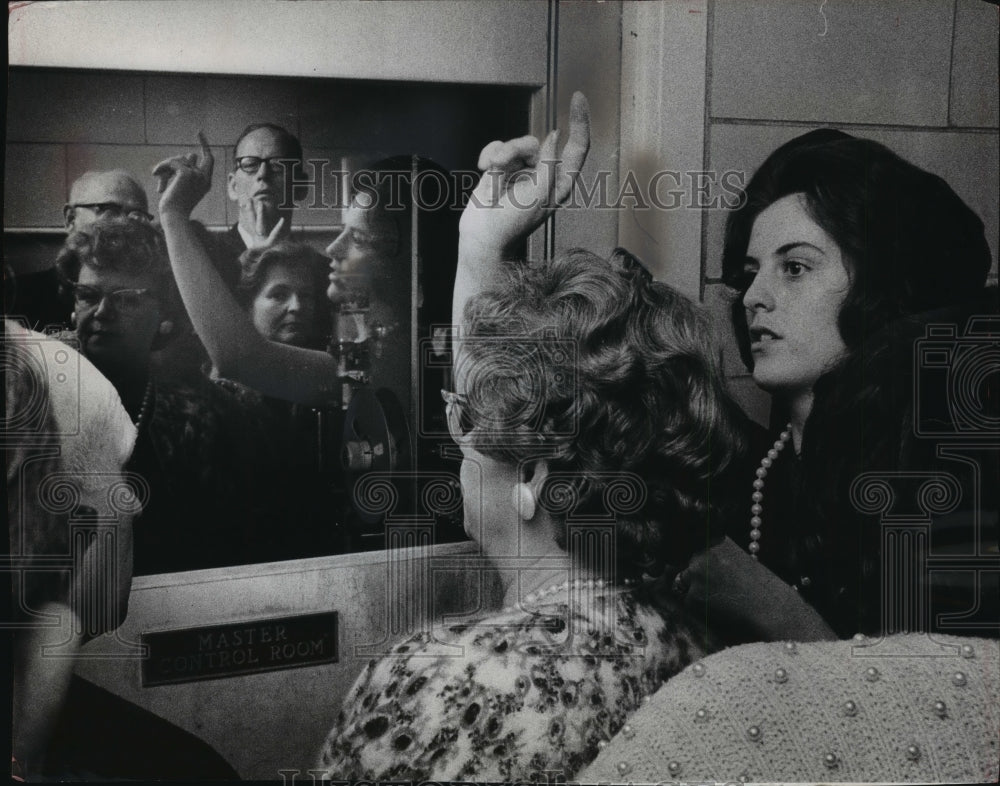 1964 Press Photo Milwaukee Chapter of Wisconsin Assoc. tour radio station