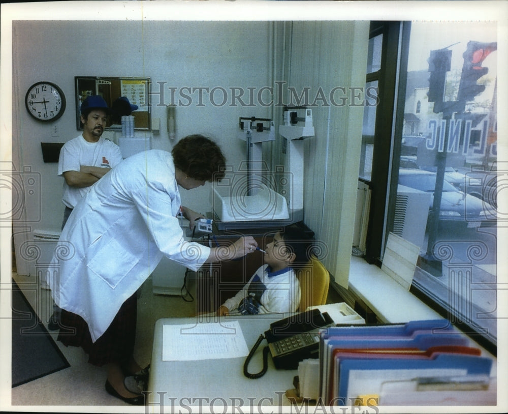 1993 Press Photo Juan Meza and son go to St. Joseph&#39;s Medical Clinic, Waukesha- Historic Images