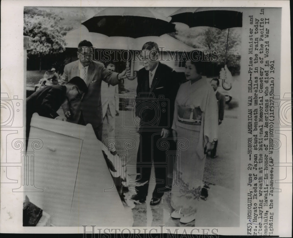 1961 Press Photo Prime Minister and Mrs Ikeda of Japan honor American Soldiers- Historic Images