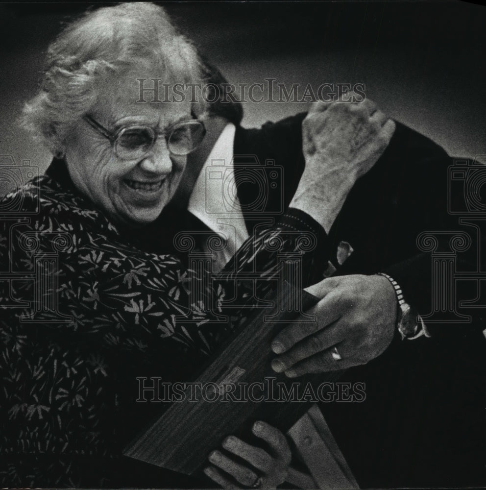 1989 Press Photo Molly Decker hugs Tim Thiele after he presents her with award