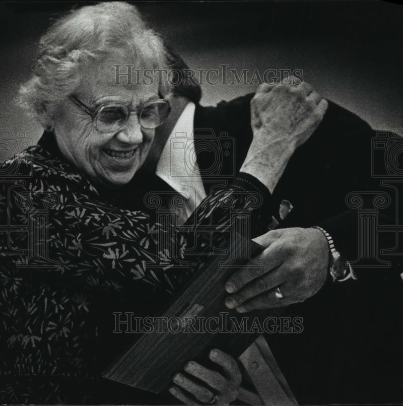 Load image into Gallery viewer, 1989 Press Photo Molly Decker hugs Tim Thiele after he presents her with award
