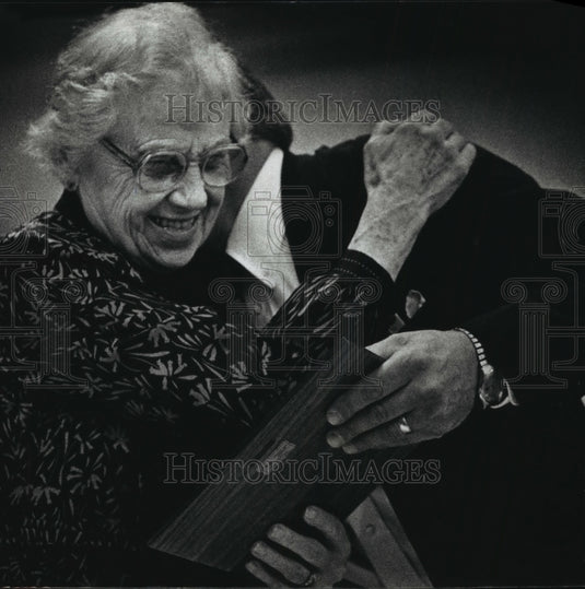 1989 Press Photo Molly Decker hugs Tim Thiele after he presents her with award