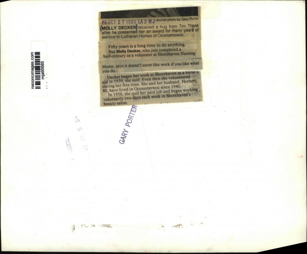 1989 Press Photo Molly Decker hugs Tim Thiele after he presents her with award