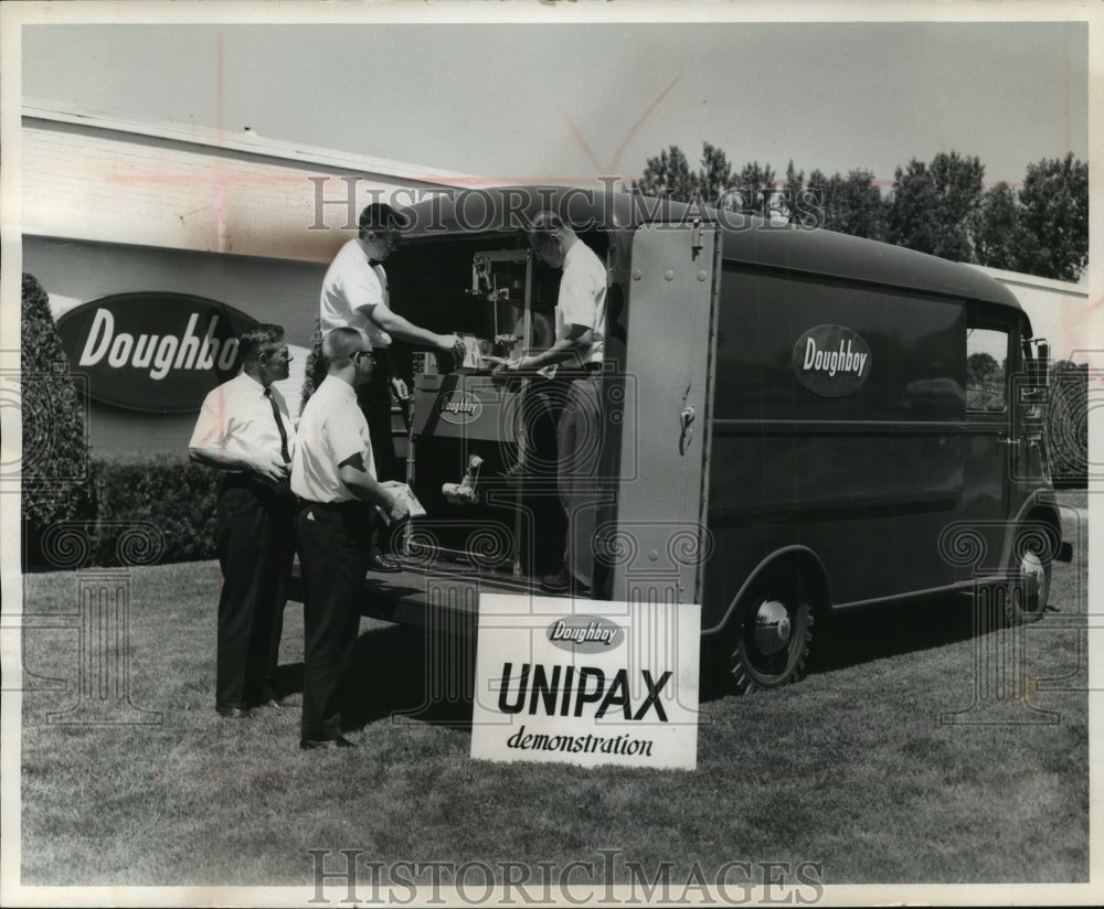 1964 Press Photo Doughboy Industries Inc. demonstrate Unipax packaging machine- Historic Images