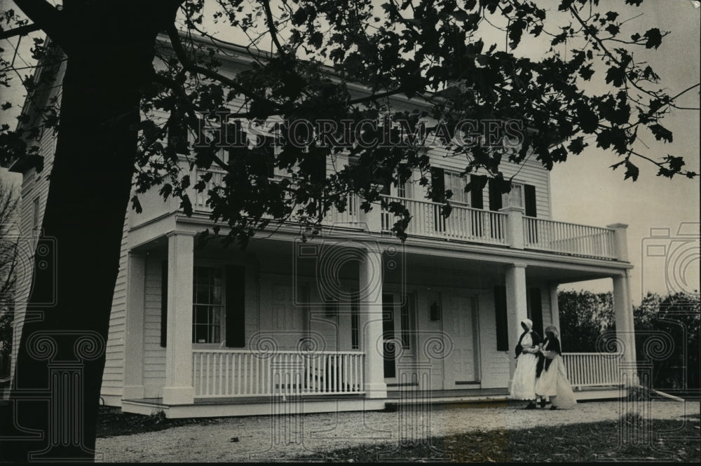 1988 Press Photo Historic Hawks Inn in Delafield will be decorated for Christmas